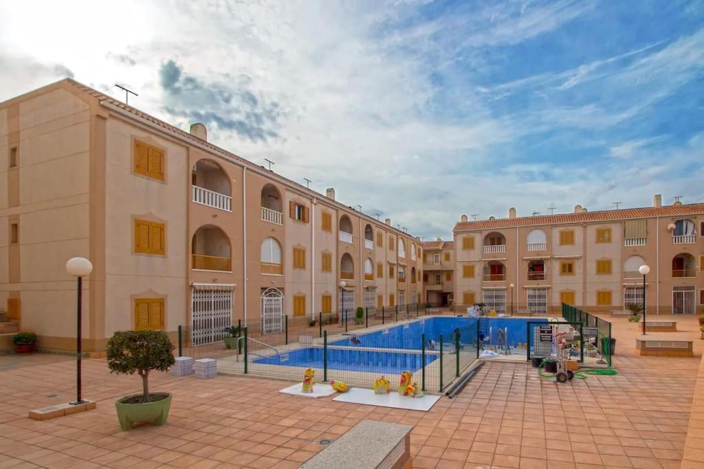 Apartment En Con Piscina Y A 100 Metros De La Playa Torrevieja